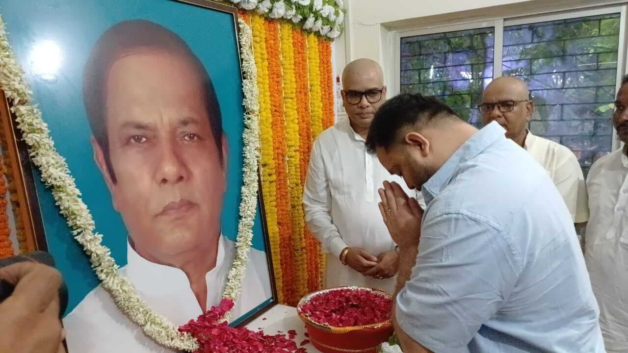 नेता प्रतिपक्ष तेजस्वी यादव ने रामानंद प्रसाद सिंह को  दी श्रद्धांजलि