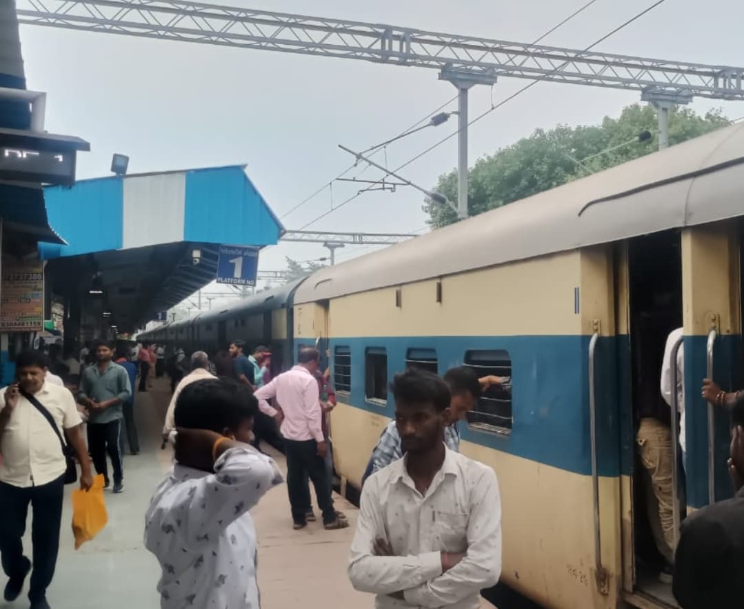 Motihari: जीवधारा स्टेशन के बीच ओवरहेड वायर टूटने से तीन घंटे परिचालन रहा प्रभावित