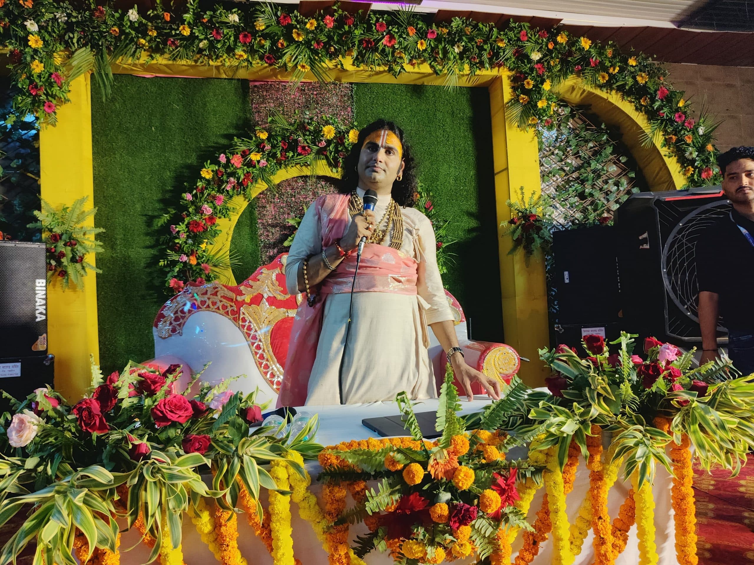 Motihari : मानवता की सेवा के साथ माता-पिता की सेवा सबसे बड़ा धर्म : अनिरुद्धाचार्य