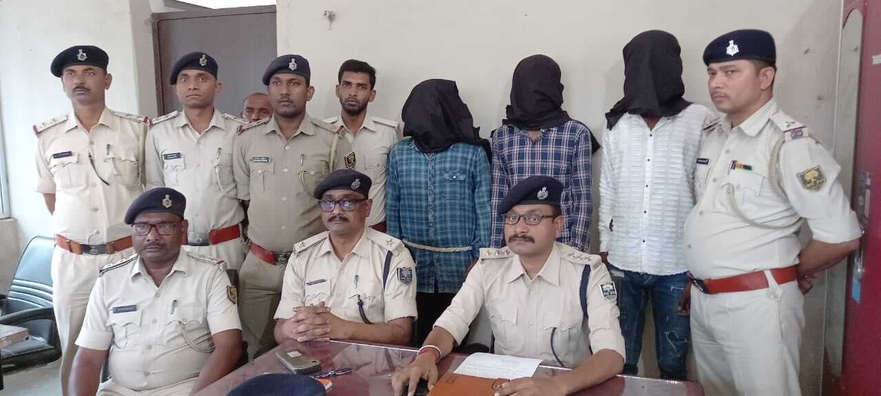 Madhubani News : लोडेड कट्टा व पिस्टल के साथ लूट कांड में शामिल तीन अपराधी गिरफ्तार