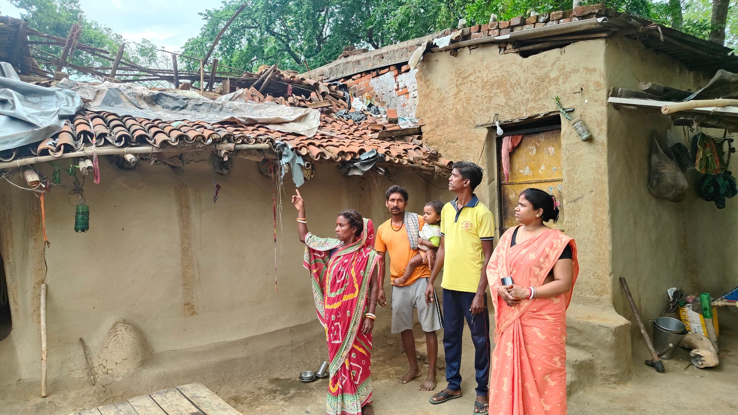 Bokaro News : बारिश से मिट्टी का घर क्षतिग्रस्त, बेघर हुआ परिवार