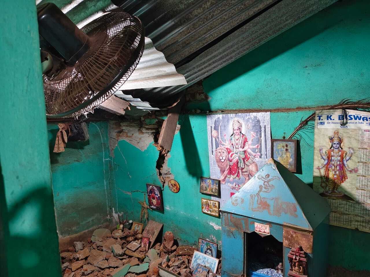 Chaibasa News : गुवा में आंधी-बारिश से बरगद का विशाल पेड़ गिरा, चार परिवार बेघर