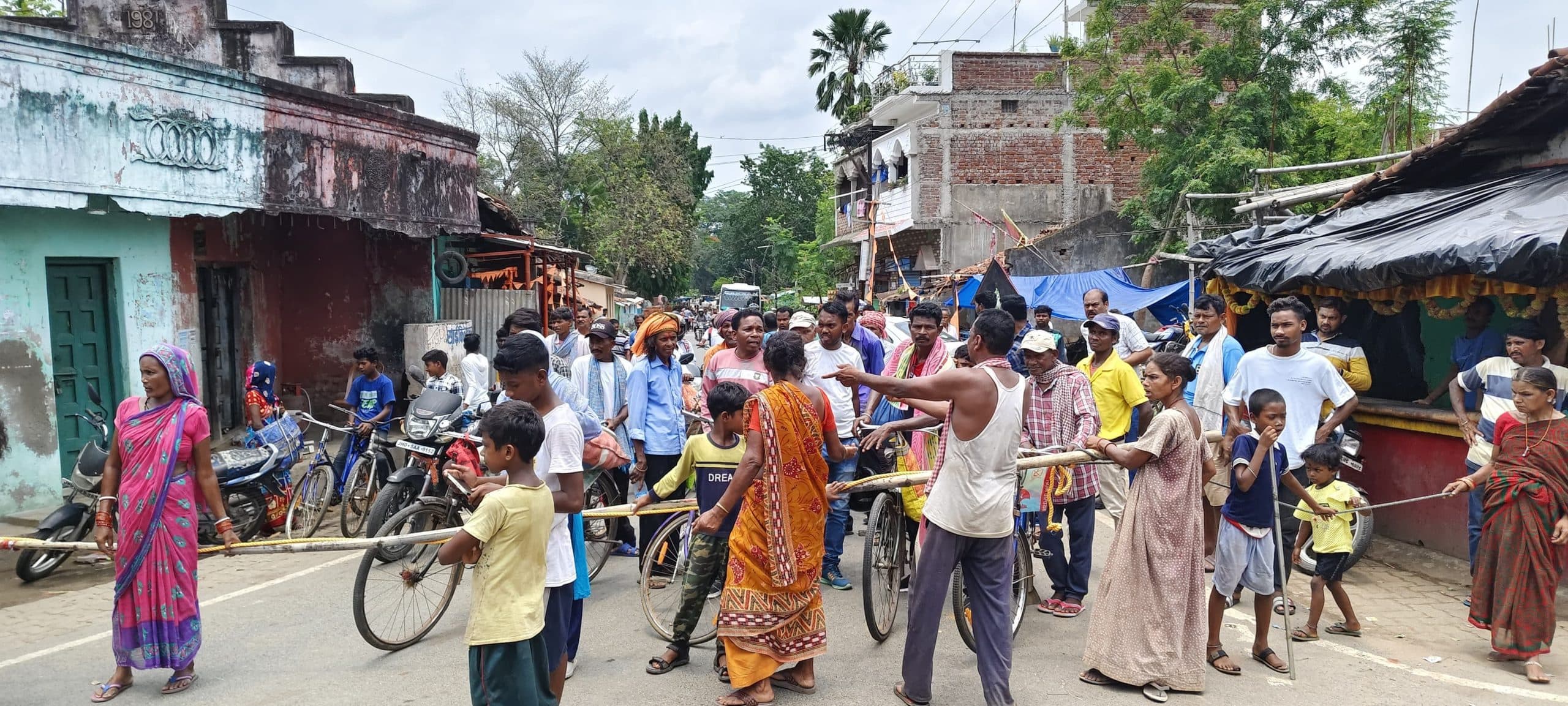 Seraikela Kharsawan News : आंधी में पेड़ गिरने से सात दिनों से रास्ता बंद, सड़क पर बैठे ग्रामीण