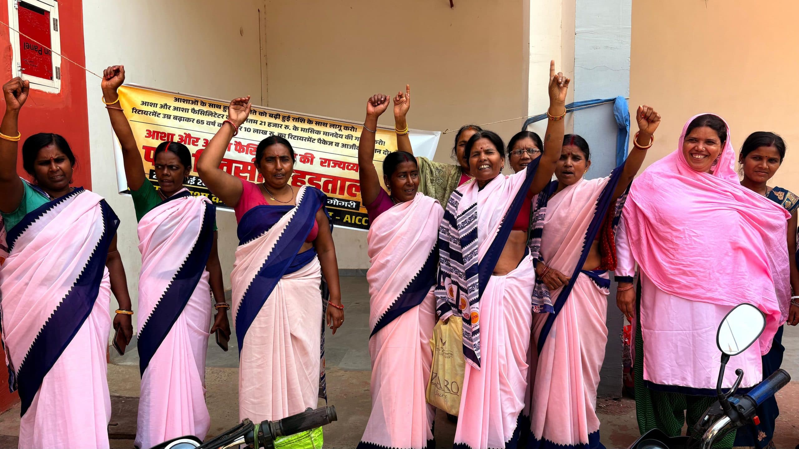 मांगों को लेकर आशा की हड़ताल जारी