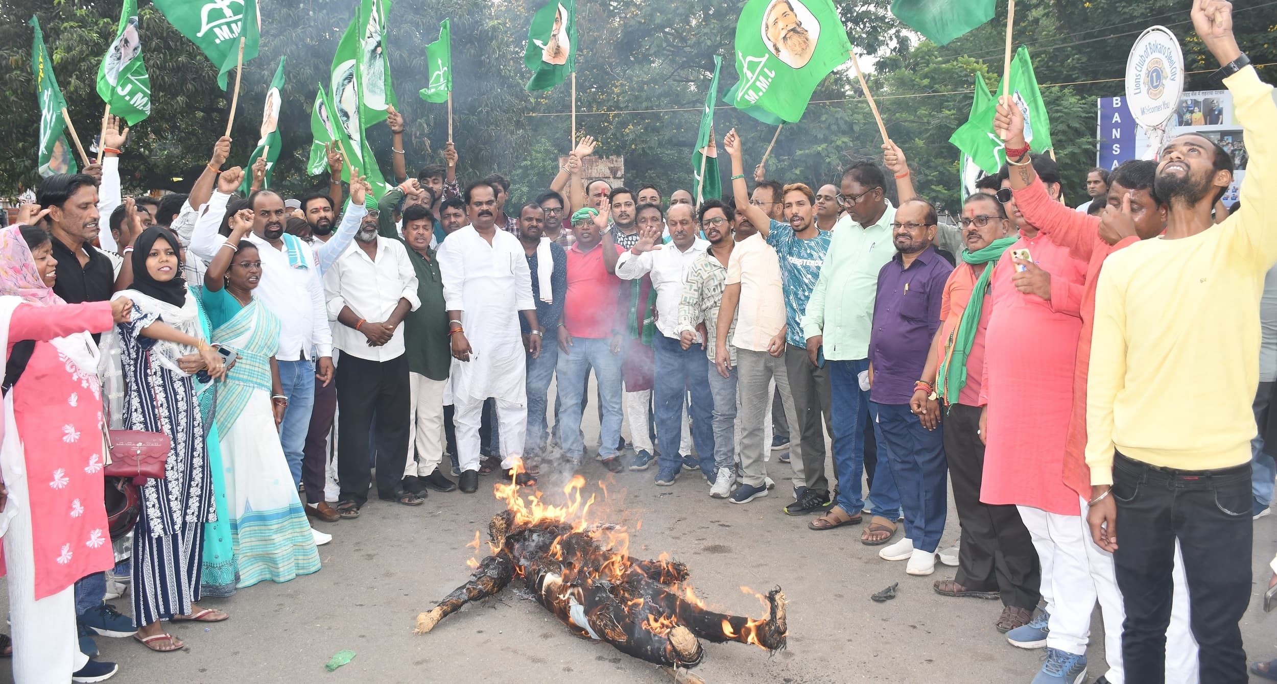 Bokaro News : झारखंड मुक्ति मोर्चा ने फूंका धनबाद सांसद का पुतला