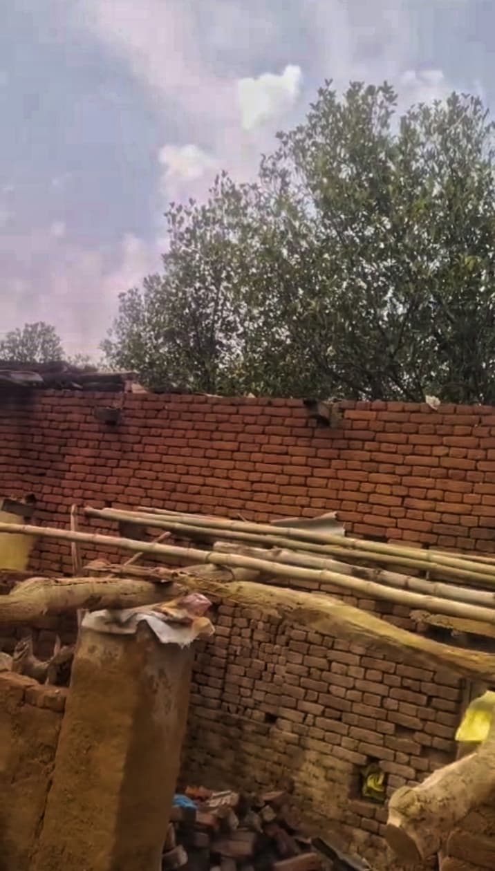 तेज आंधी-बारिश में घर का उड़ा एस्बेस्टस