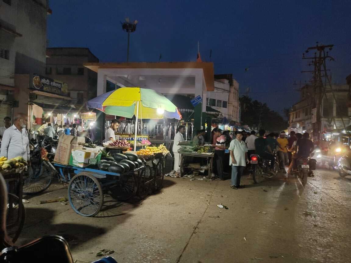 अतिक्रमण हटाने के एक घंटे के अंदर सडकों पर सज गयी दर्जनों दुकान