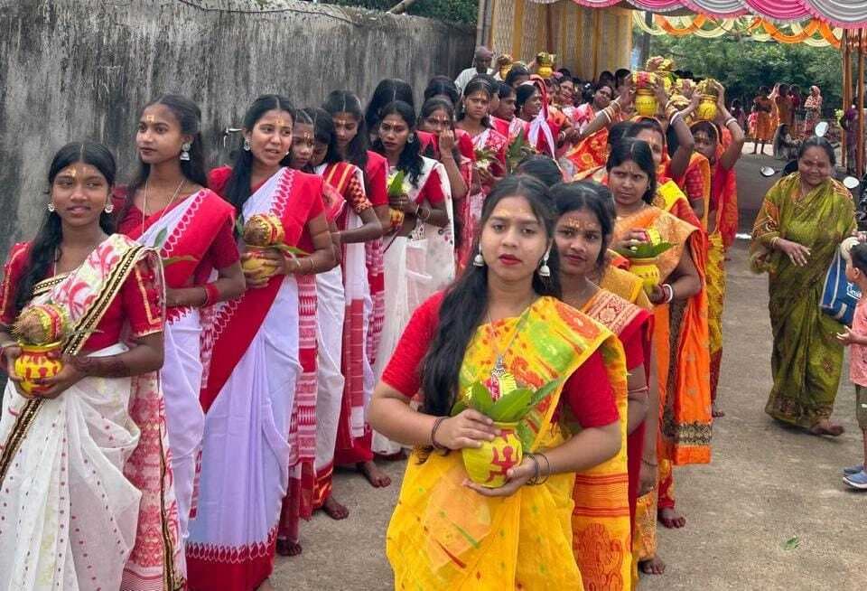 East Singhbhum News : गालूडीह आंचलिक मैदान से गाजे-बाजे संग निकली कलश यात्रा