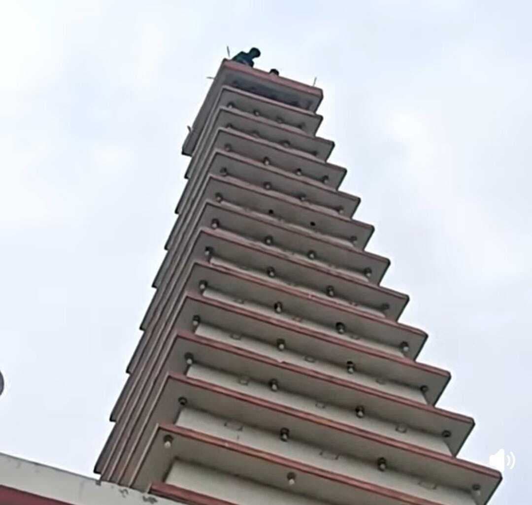 मानसिक रूप से अस्वस्थ युवक मंदिर के गुंबद पर चढ़ा