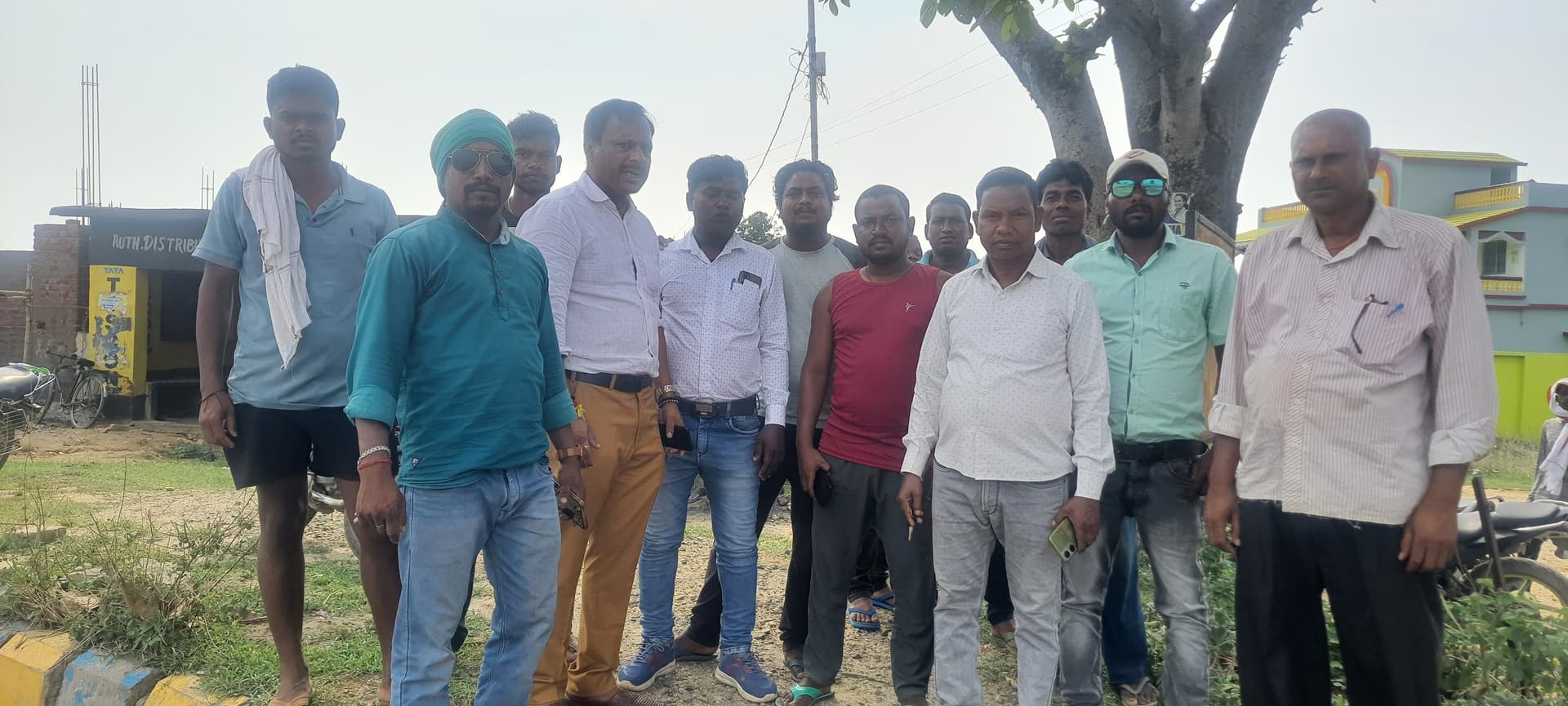 Bokaro News : ग्रामीणों ने मंदिर के सौंदर्यीकरण का कार्य रोका, धीमी गति का लगाया आरोप