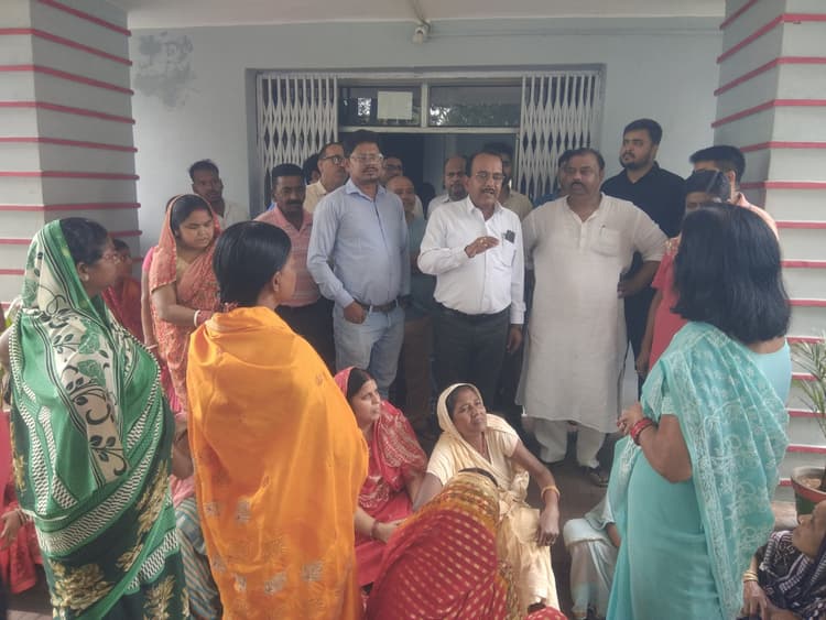 Bokaro News : बिजली-पानी की सप्लाई ठप होने से नाराज महिलाओं ने किया पीओ कार्यालय का घेराव