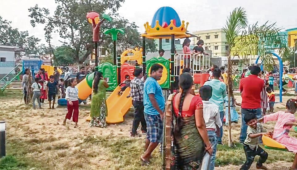 Jharsuguda News: करोड़ों की लागत से बने स्मार्ट पार्क में टॉय ट्रेन बंद, पटरियों पर उग आयी घास