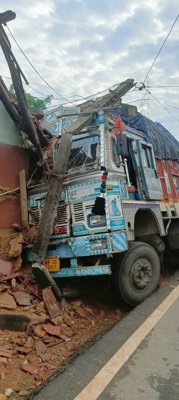East Singhbhum News : बिजली पोल से टकराते हुए दो घरों में घुसा ट्रक, बाल-बाल बचा परिवार