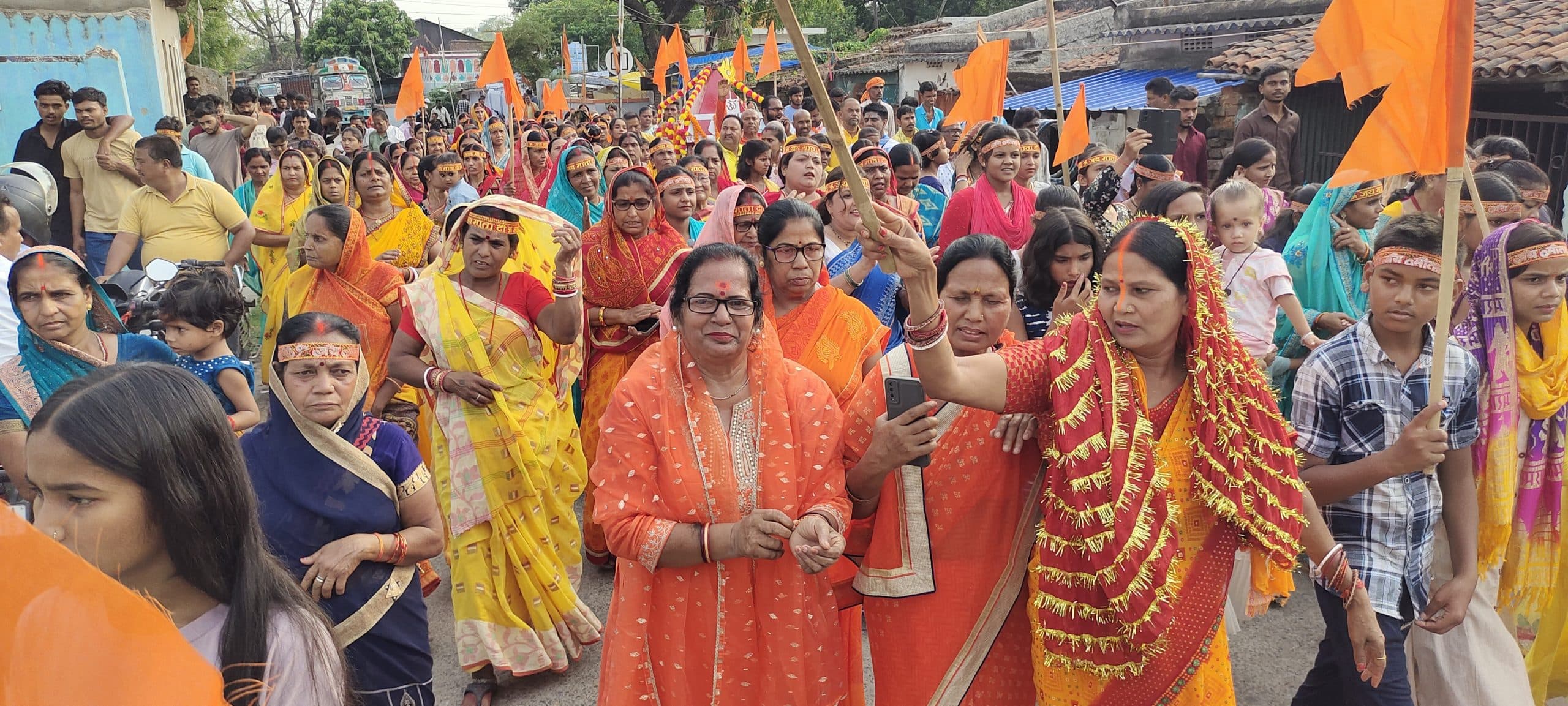 Giridih News: बनियाडीह में शोभा यात्रा सह नगर भ्रमण से माहौल हुआ भक्तिमय