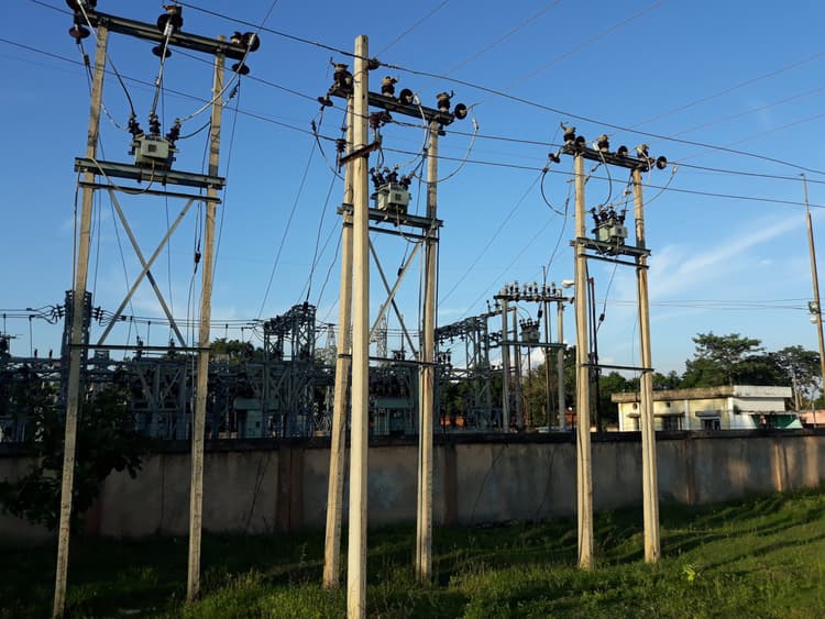 Giridih News: बिरनी में क्षेत्र में 24 घंटे बाद तीन फीडर में आयी बिजली, चार अंधेरे में