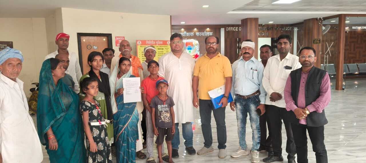 Giridih News: आरोपियों पर एससी-एसटी एक्ट की धारा लगाने की मांग