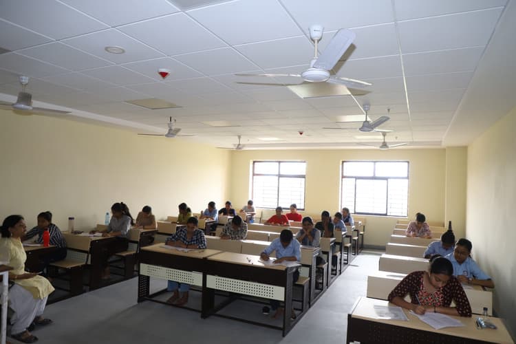 Jamshedpur News : झारखंड की एकमात्र महिला विवि का हाल : टपकते पसीने के बीच छात्राओं ने अंधेरे में दी परीक्षा