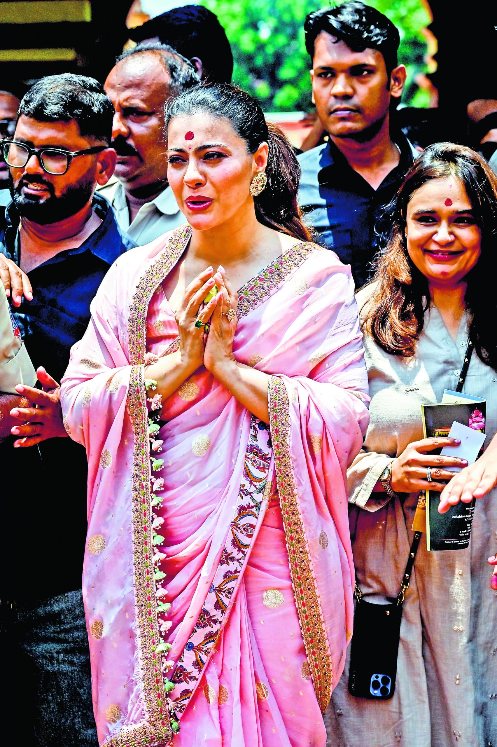 काजोल ने ''मां'' की रिलीज से पूर्व दक्षिणेश्वर मंदिर में की पूजा