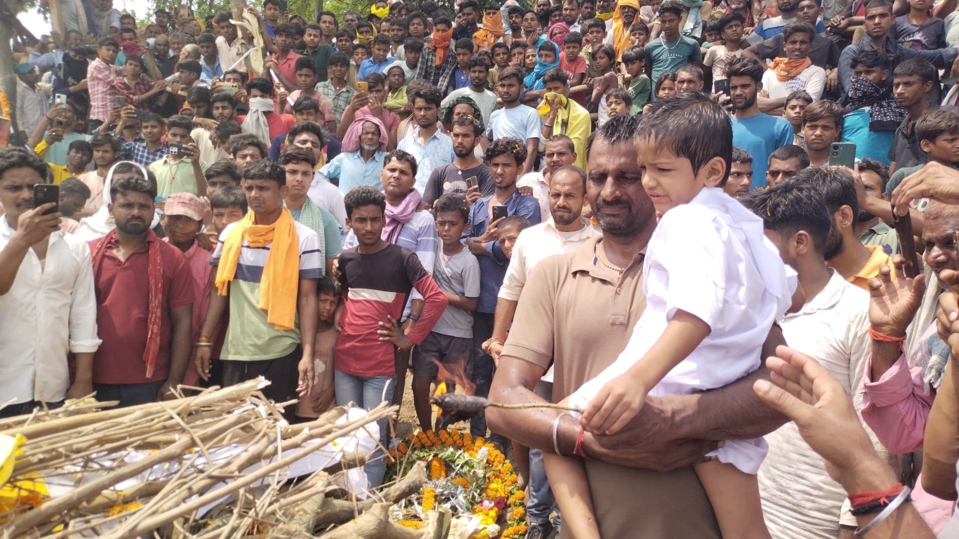 Bhagalpur News: शहीद संतोष कुमार का पैतृक गांव में राजकीय सम्मान के साथ हुआ अंतिम संस्कार