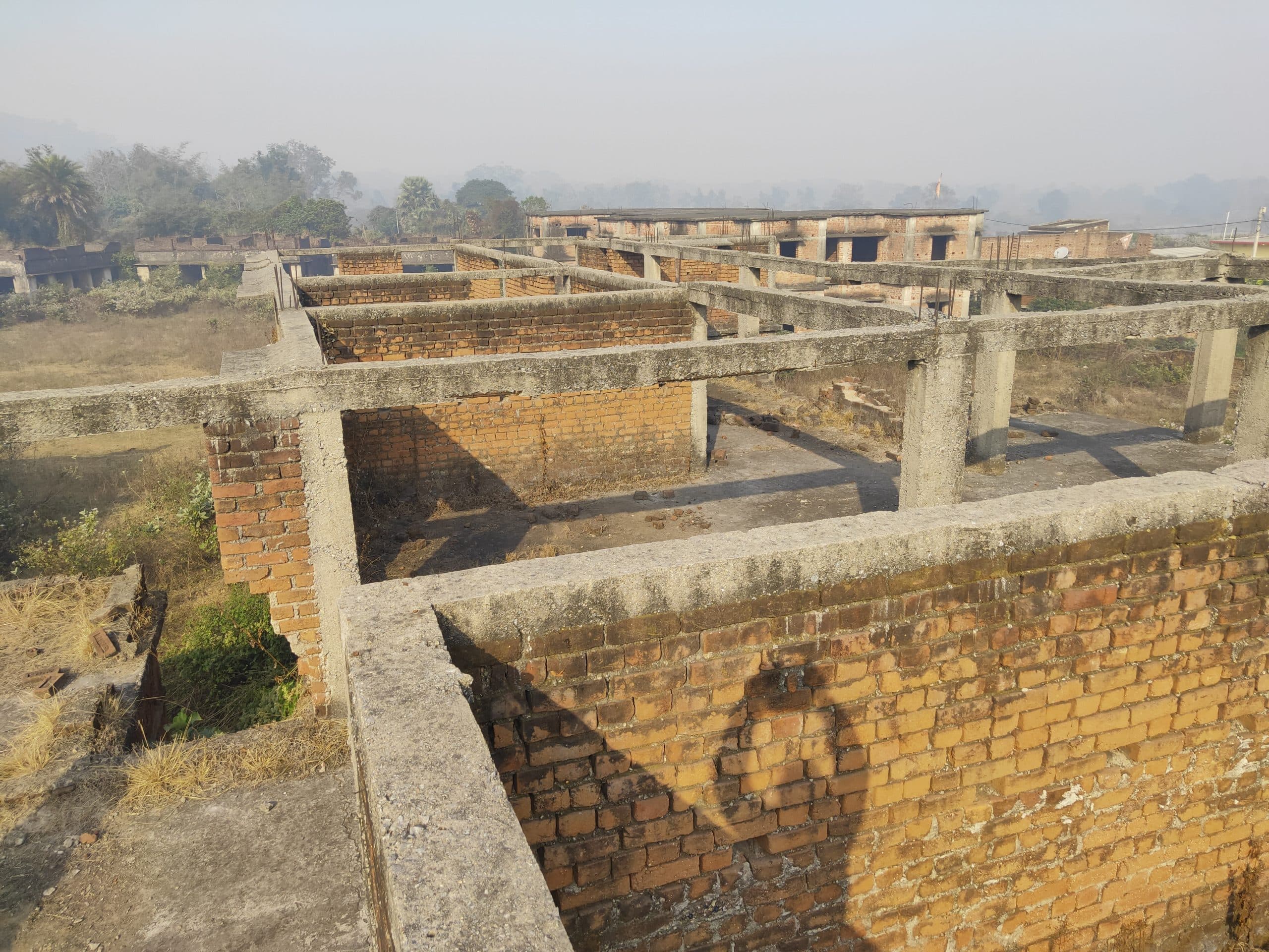 Dhanbad News: शिलान्यास के 17 वर्ष बाद भी नहीं बना 30 बेड का बलियापुर सीएचसी भवन