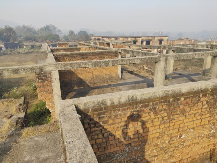 Dhanbad News: शिलान्यास के 17 वर्ष बाद भी नहीं बना 30 बेड का बलियापुर सीएचसी भवन