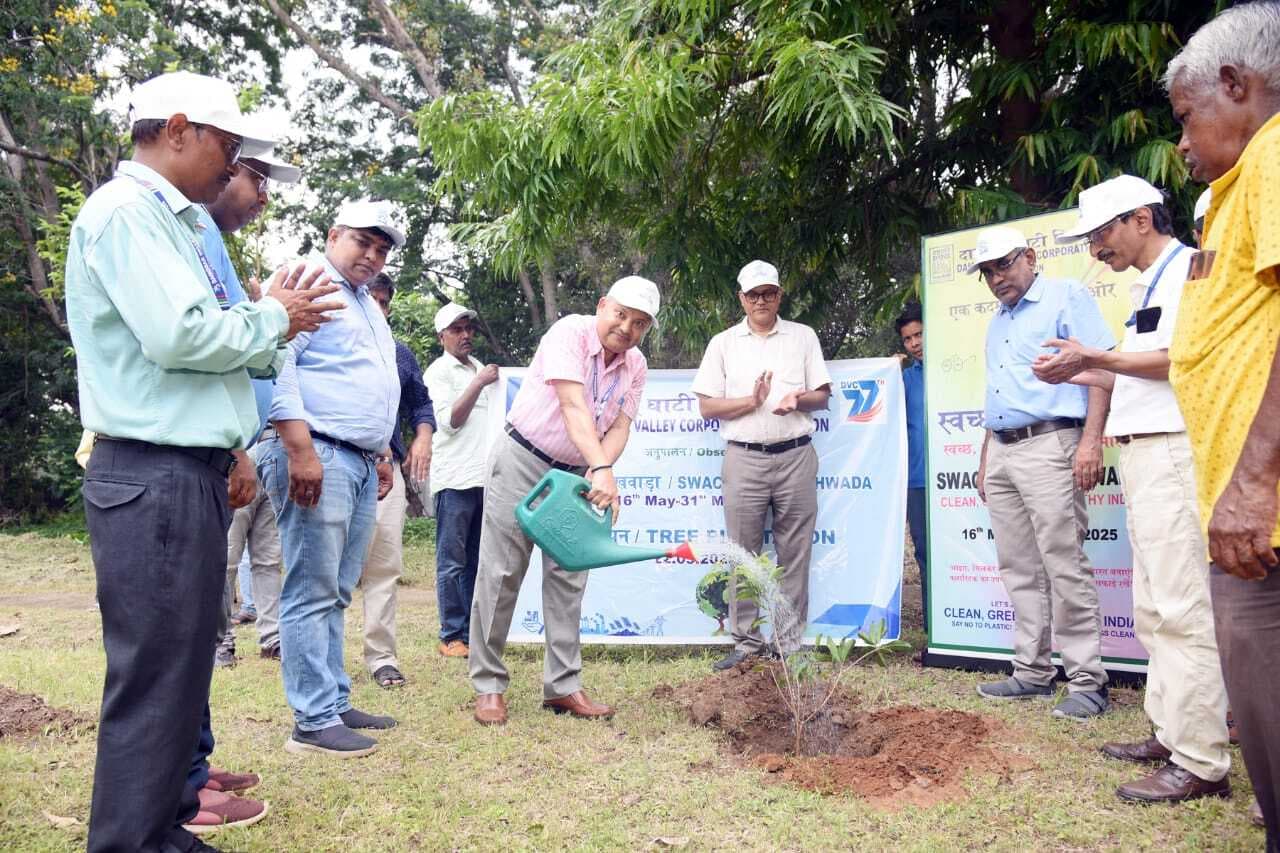 Dhanbad News : स्वच्छता पखवारा के तहत परियोजना प्रमुख ने किया पौधरोपण