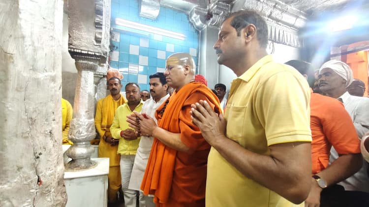 महामंडलेश्वर कैलाशनंद महाराज ने किया भगवान सूर्य का दर्शन, भक्तों को दिया आशीर्वाद