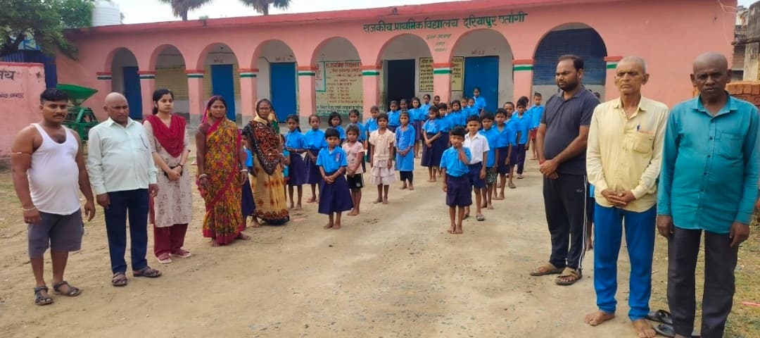 शिक्षक के निधन के बाद स्कूल में शोक सभा