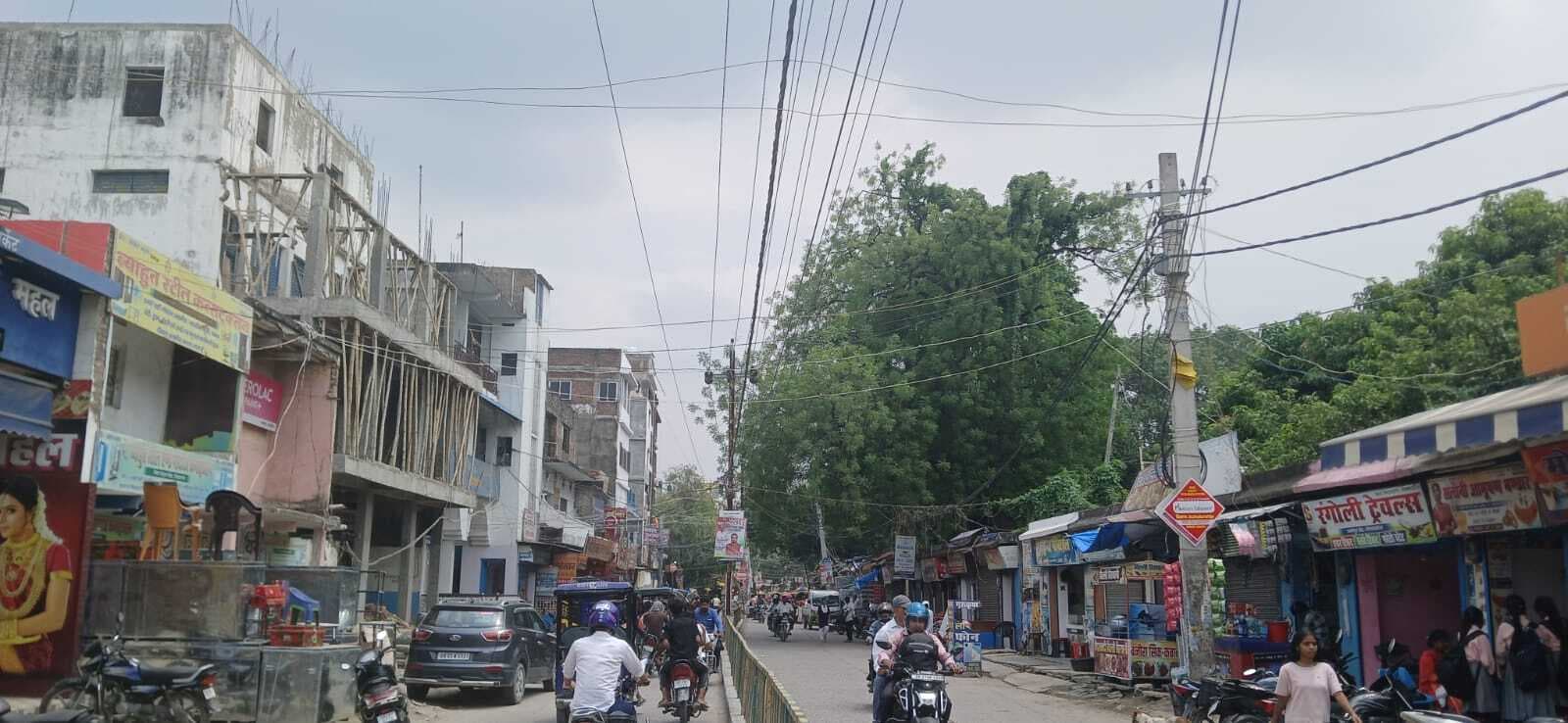 धूप-छांव में गुजरा दिन, उमस भरी गर्मी से बेहाल रहे लोग, पंखा बंद होते ही पसीने से भीग जा रहा पूरा का पूरा शरीर