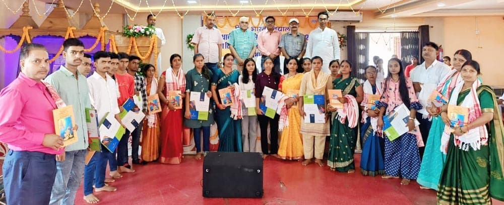 अभिनंदन समारोह में उत्कृष्ट प्रदर्शन करने वाले विद्यार्थी सम्मानित