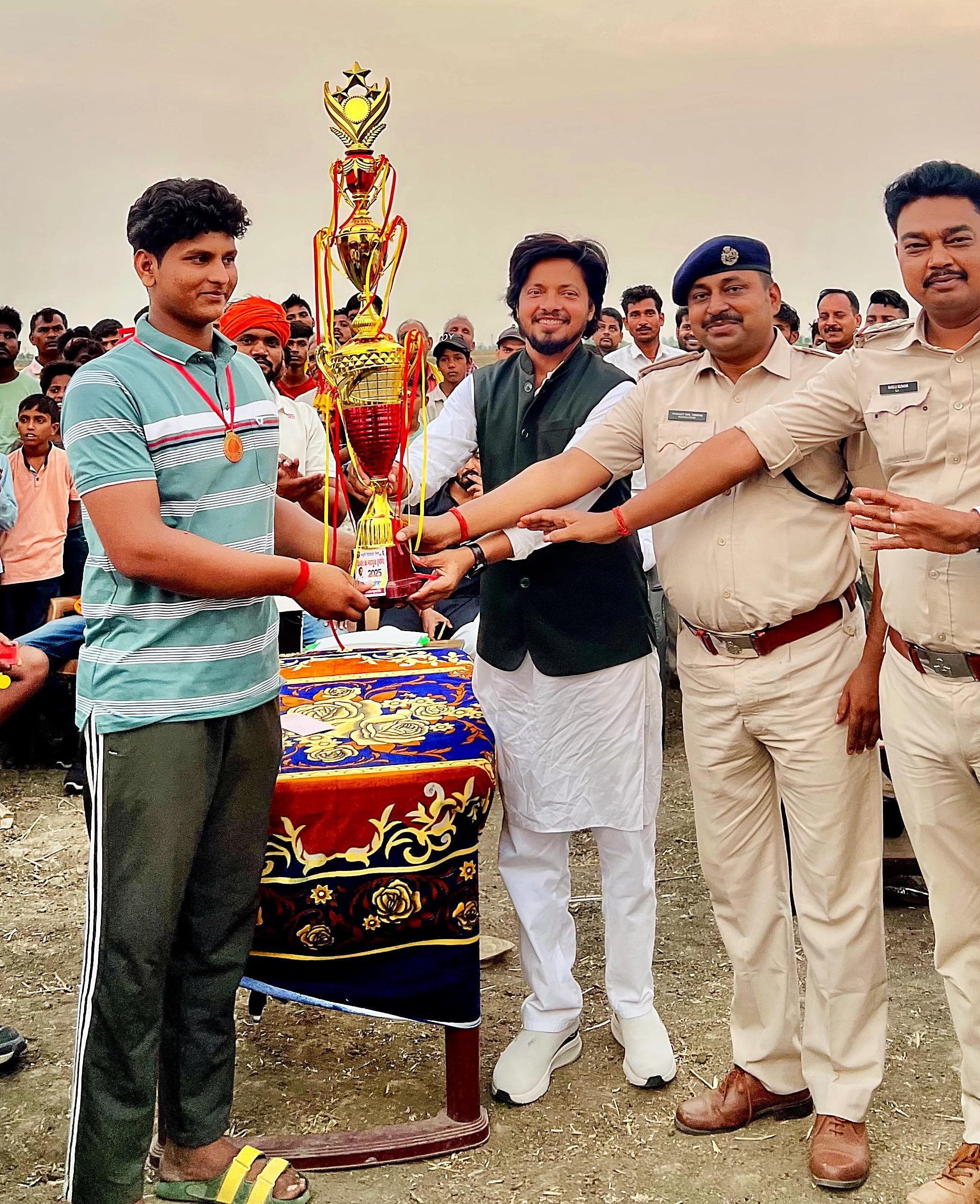 क्रिकेट टूर्नामेंट में उमापुर की टीम ने शील्ड पर जमाया कब्जा