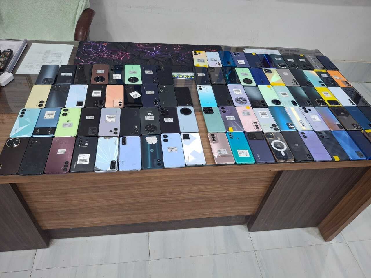 चोरी के 90 पीस मोबाइल के साथ दो गिरफ्तार