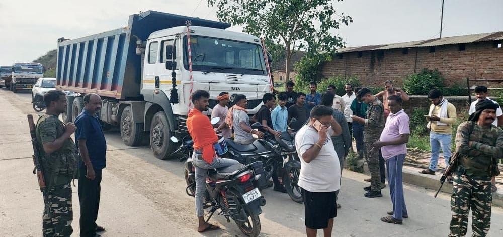 बालू लदे पांच हाइवा व एक जेसीबी जब्त