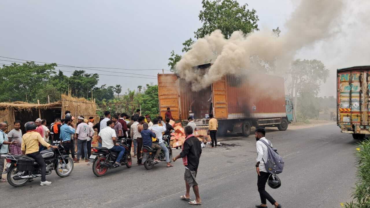 कंटेनर में सटा हाइटेंशन तार, आग से लाखों के जूते जलकर बर्बाद