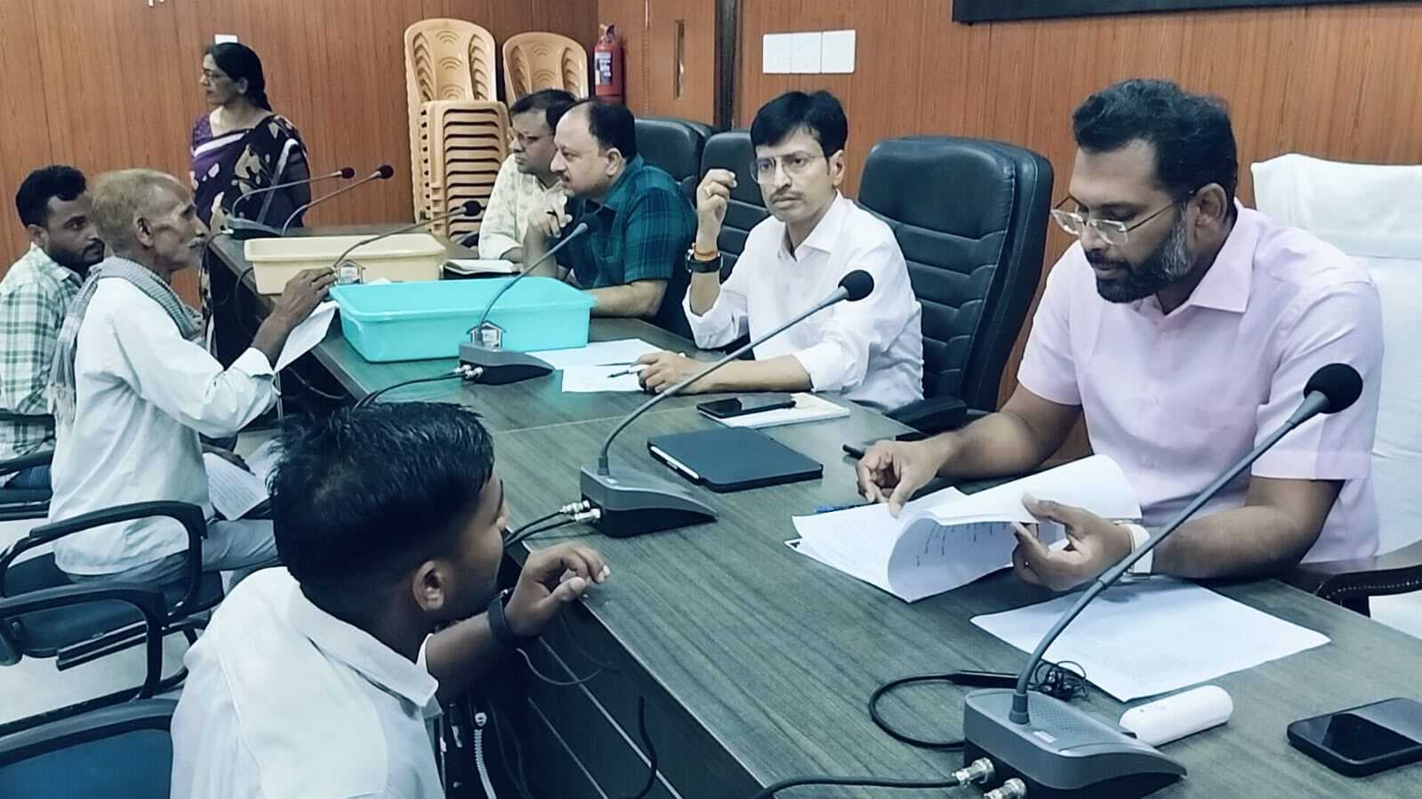 डीएम के जनता दरबार में 40 शिकायतों पर की गयी सुनवाई