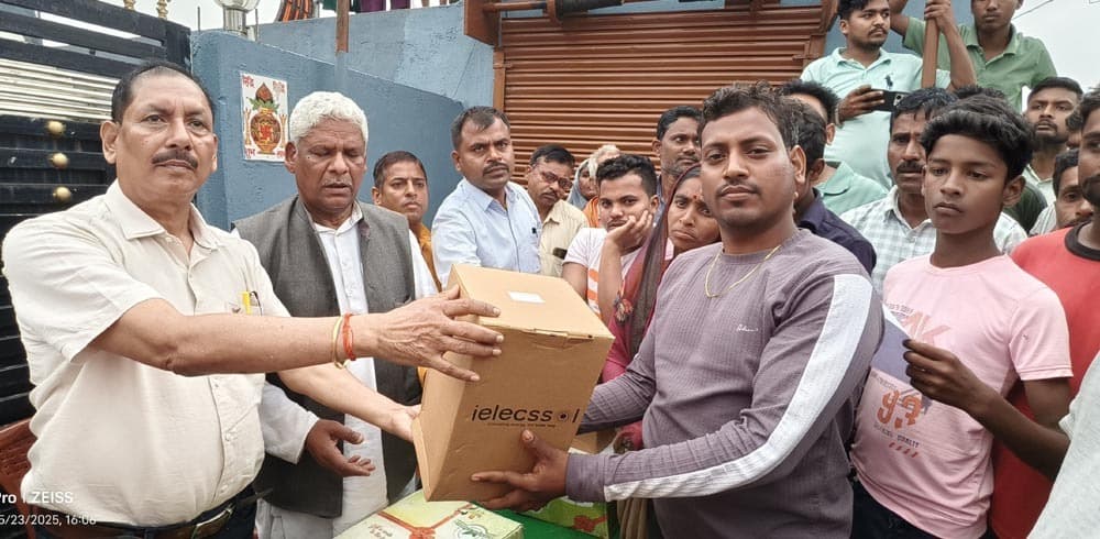 ग्रामीणों के बीच सोलर लालटेन का वितरण