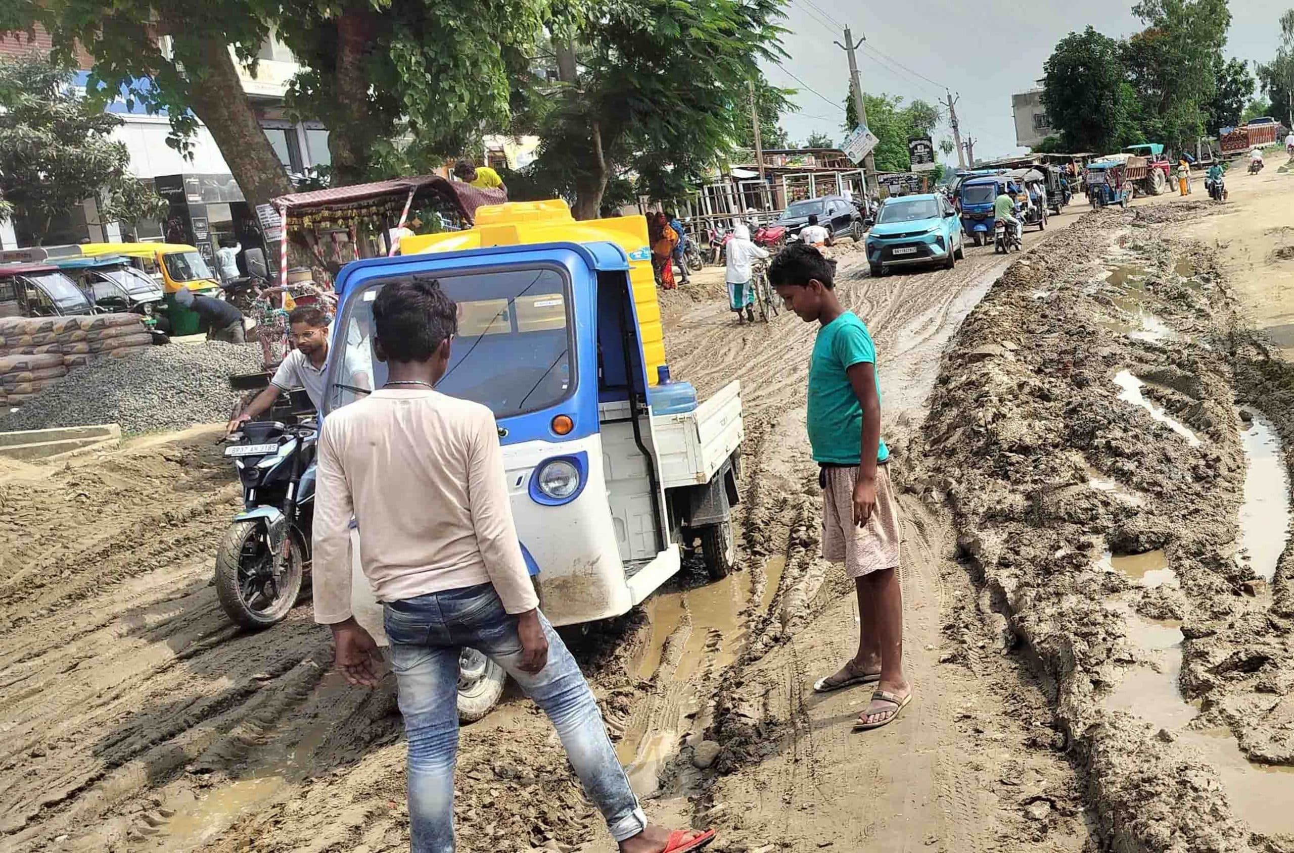 धीमी गति से निर्माण से रौटा दास पुल के समीप सड़क कीचड़मय