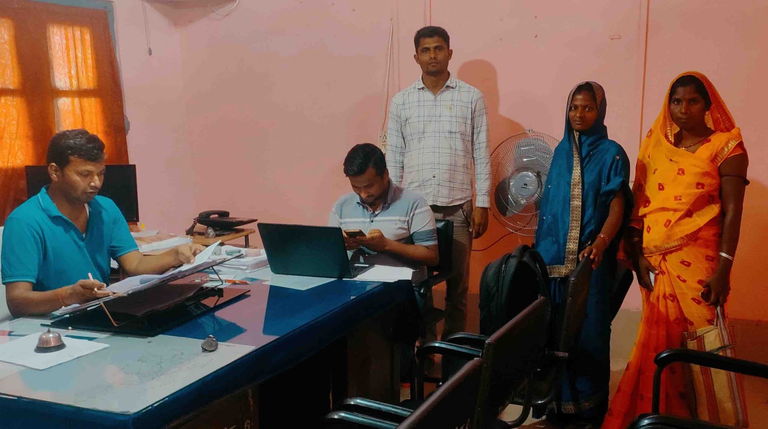 बीडीओ की देखरेख में बनाया जा रहा आयुष्मान कार्ड