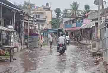 हल्की बारिश में ही पानी-पानी हुआ बड़हरा बाजार