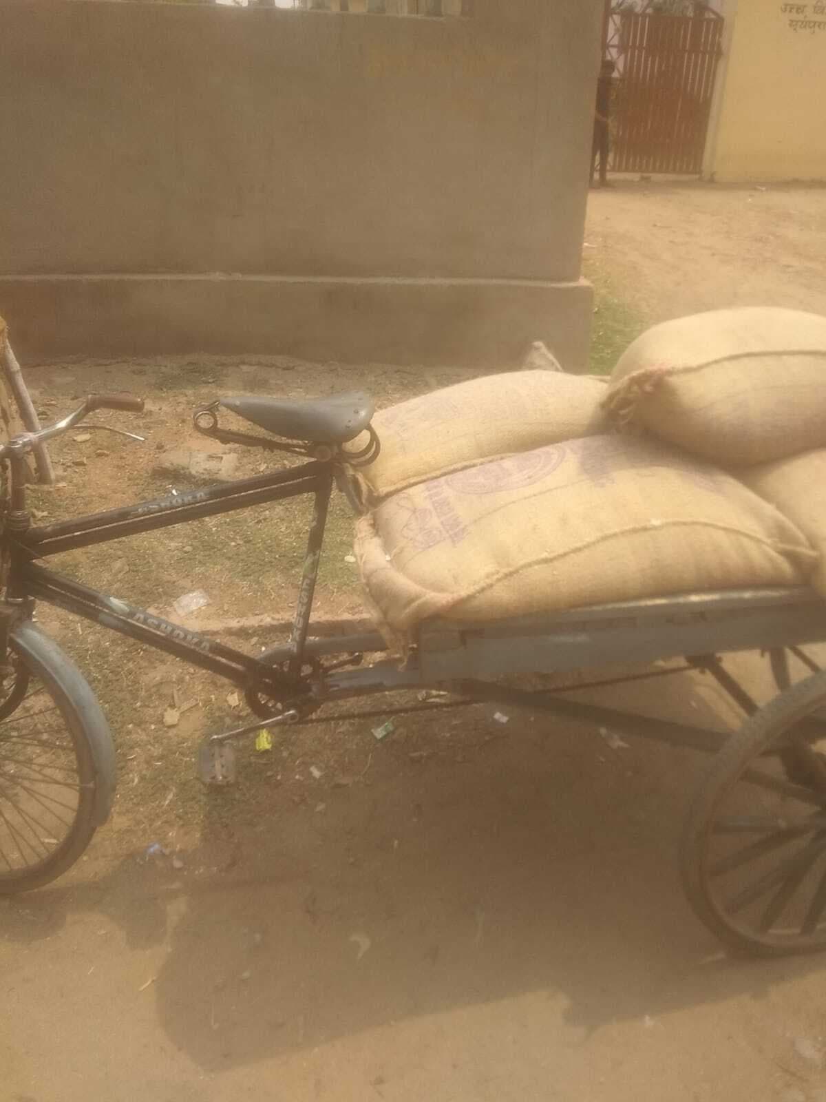 एचएम पर मध्याह्न भोजन का चावल बेचने का ग्रामीणों ने लगाया आरोप