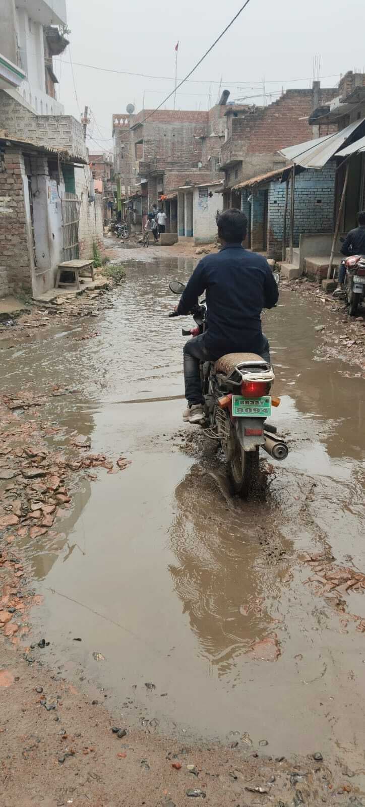 Samastipur News:उजान की जर्जर सड़क बनी ग्रामीणों के लिए मुसीबत