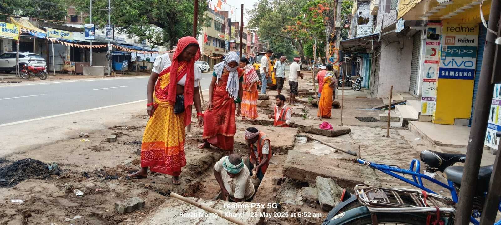 बरसात से पहले नालियों की हो रही सफाई