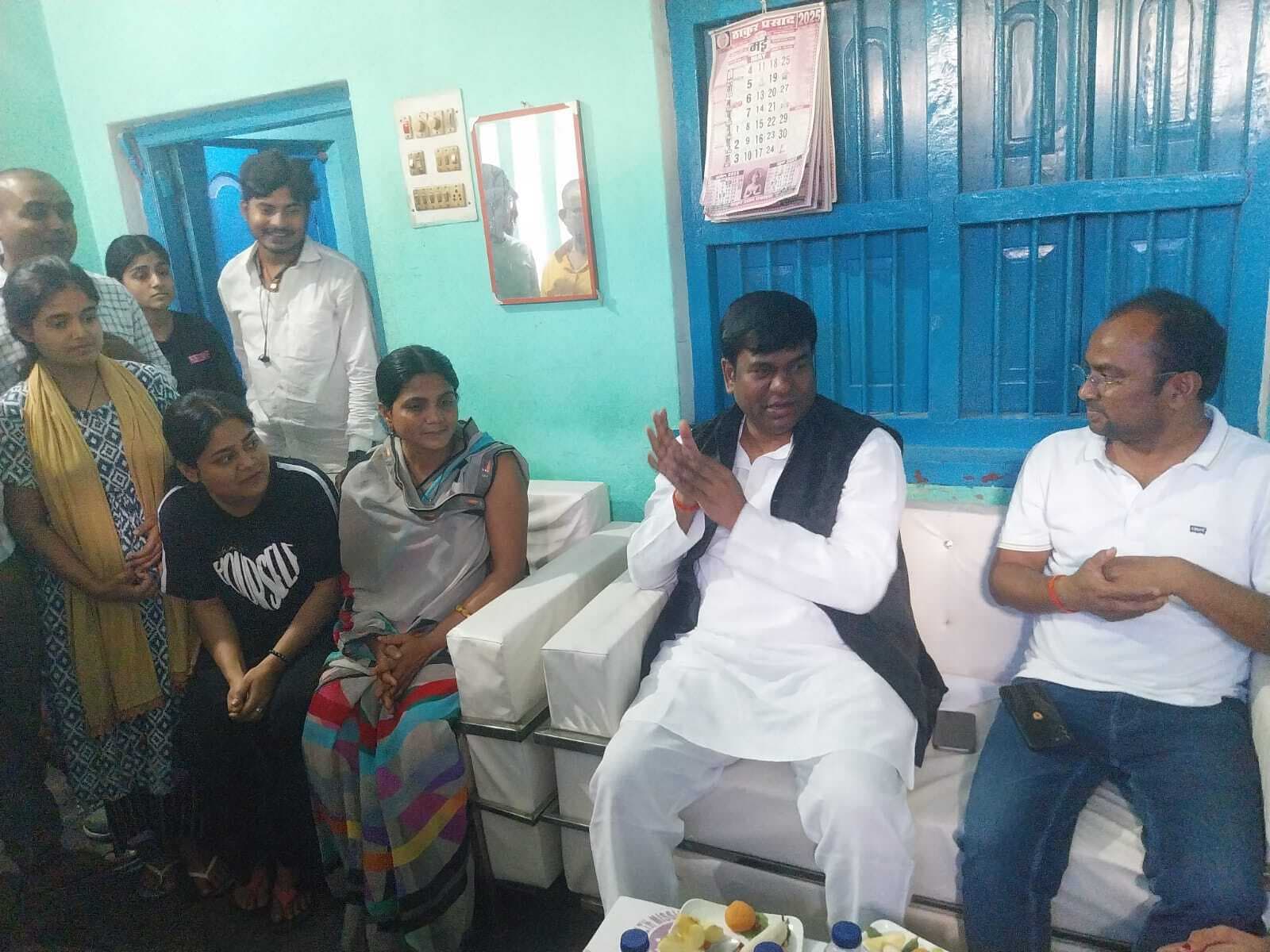 hajipur news. वीआइपी के राष्ट्रीय अध्यक्ष ने मृतक के परिजनों से की मुलाकात