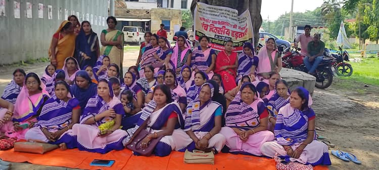 मांगों को लेकर पीएचसी में आशा दीदी ने दिया धरना