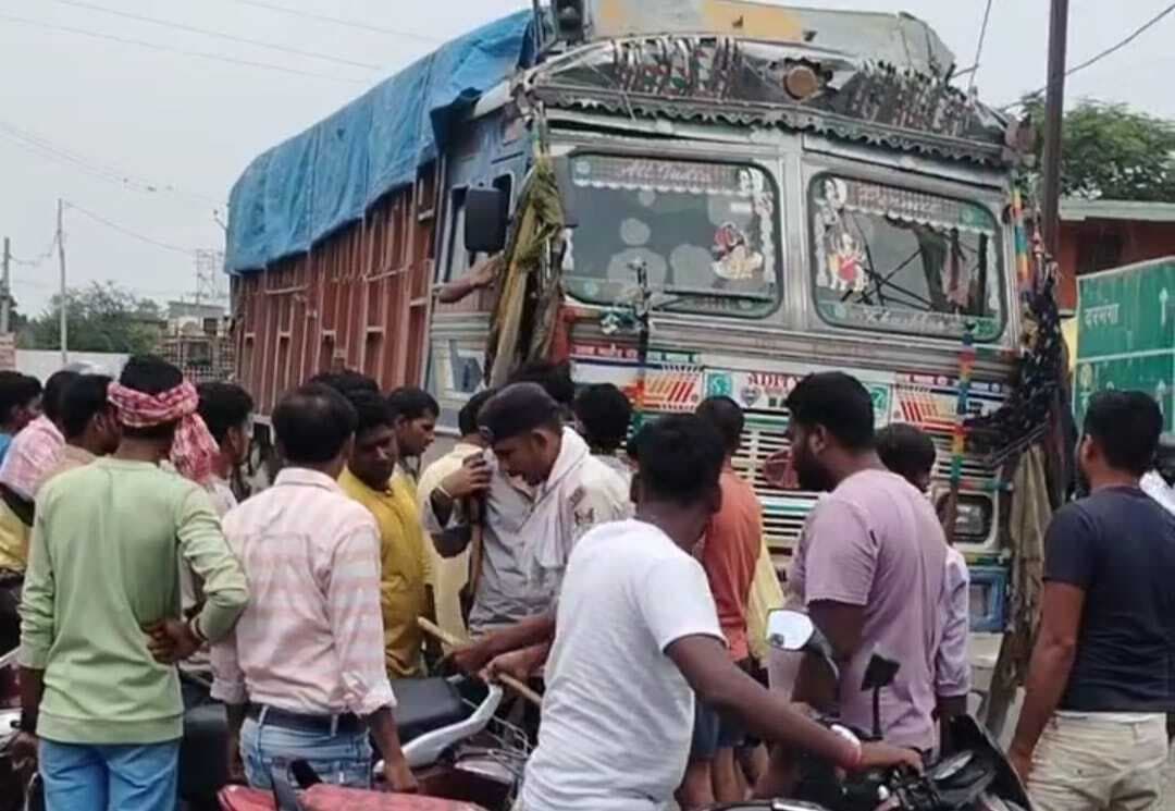 Samastipur News:मुसरीघरारी में ट्रक की ठोकर से बच्ची घायल