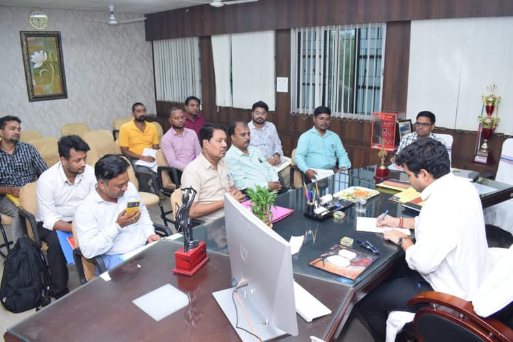 केसीसी के लंबित आवेदनों का 15 दिनों में करें निबटारा : डीसी