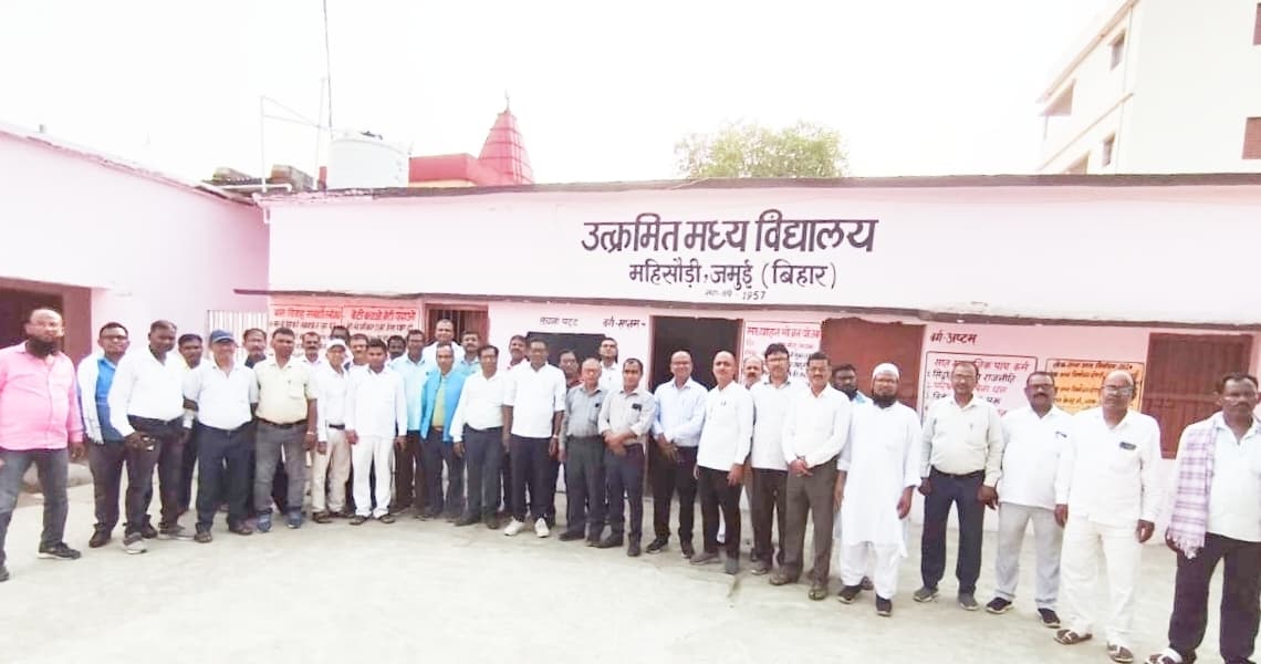 शिक्षकों की समस्याओं के समाधान के लिए शिक्षक संघ ने डीएम व डीईओ को दिया आवेदन