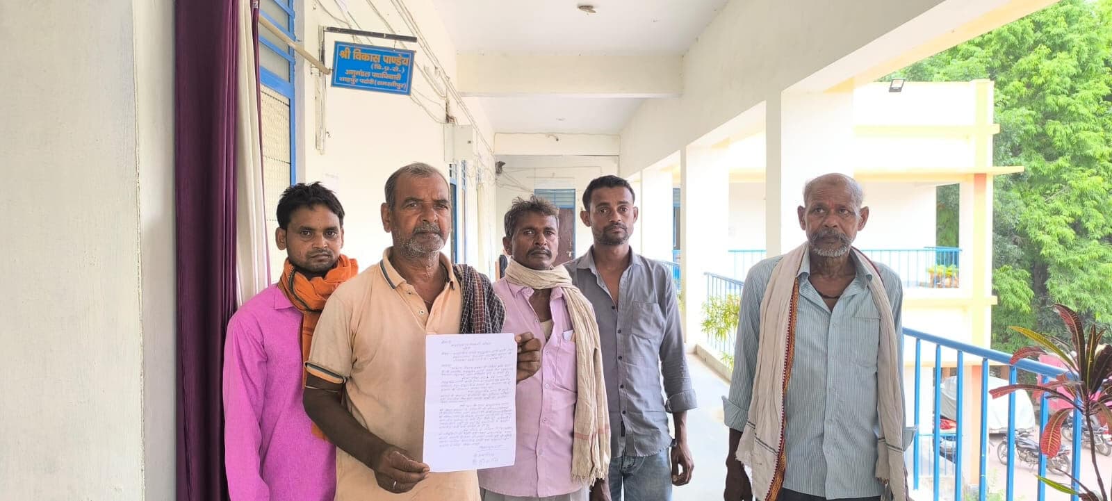 Samastipur News:सामुदायिक भवन के अधिग्रहण पर गरीबों ने जतायी नाराजगी