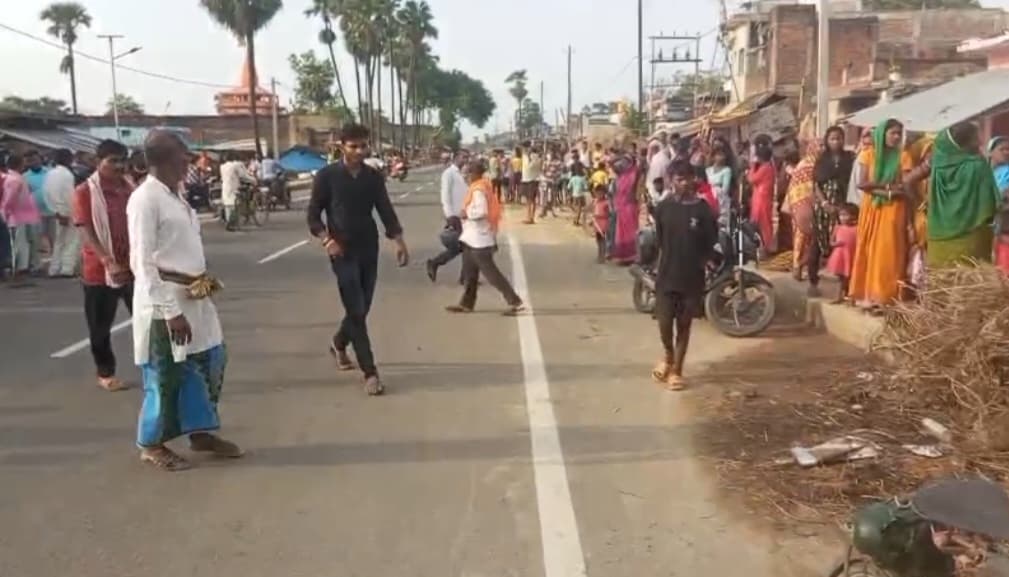 टोटो के धक्के से बाइक सवार दो युवक समेत तीन घायल