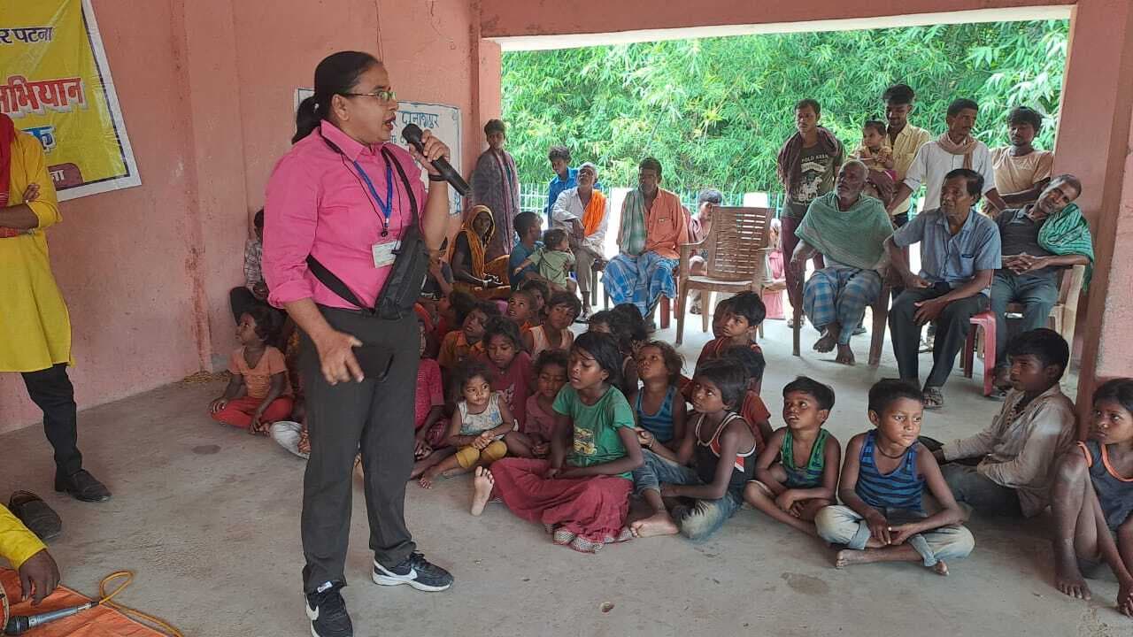 नुक्कड़ नाटक के माध्यम से कार्ड बनाने व लाभ की दी जानकारी